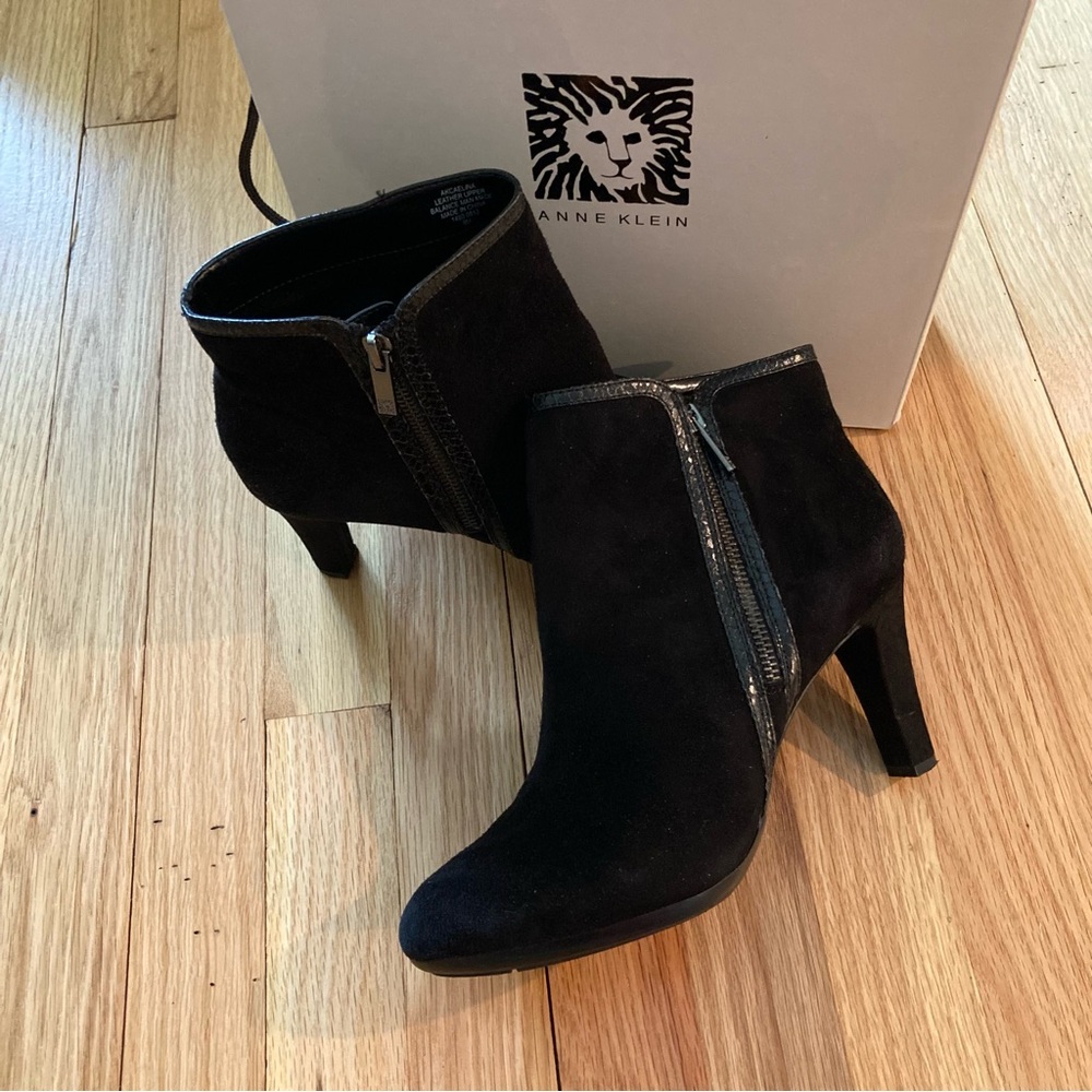 EUC Anne Klein black suede ankle boots size 9. Side zipper.